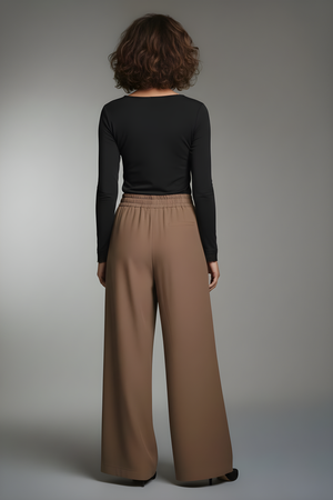 Pantalone a gamba larga color fango con elastico in vita RAELA - vista posteriore