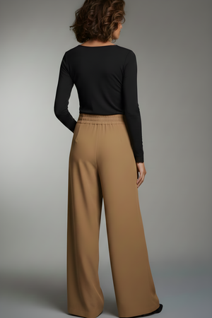 Pantalone a gamba larga color fango RAELA - vista posteriore indossato