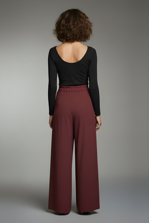 Pantalone a gamba larga bordeaux RAELA - vista posteriore indossato