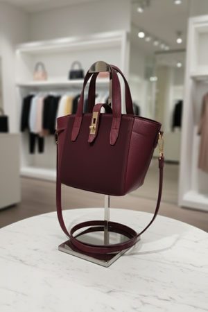 Borsa Winter Bloom bordeaux RAELA con doppi manici e dettaglio in oro spazzolato - vista di tre quarti