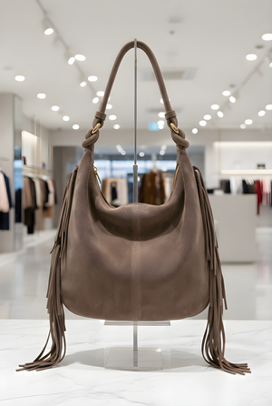 Borsa in camoscio color fango con frange laterali RAELA, stile boho-chic - vista frontale