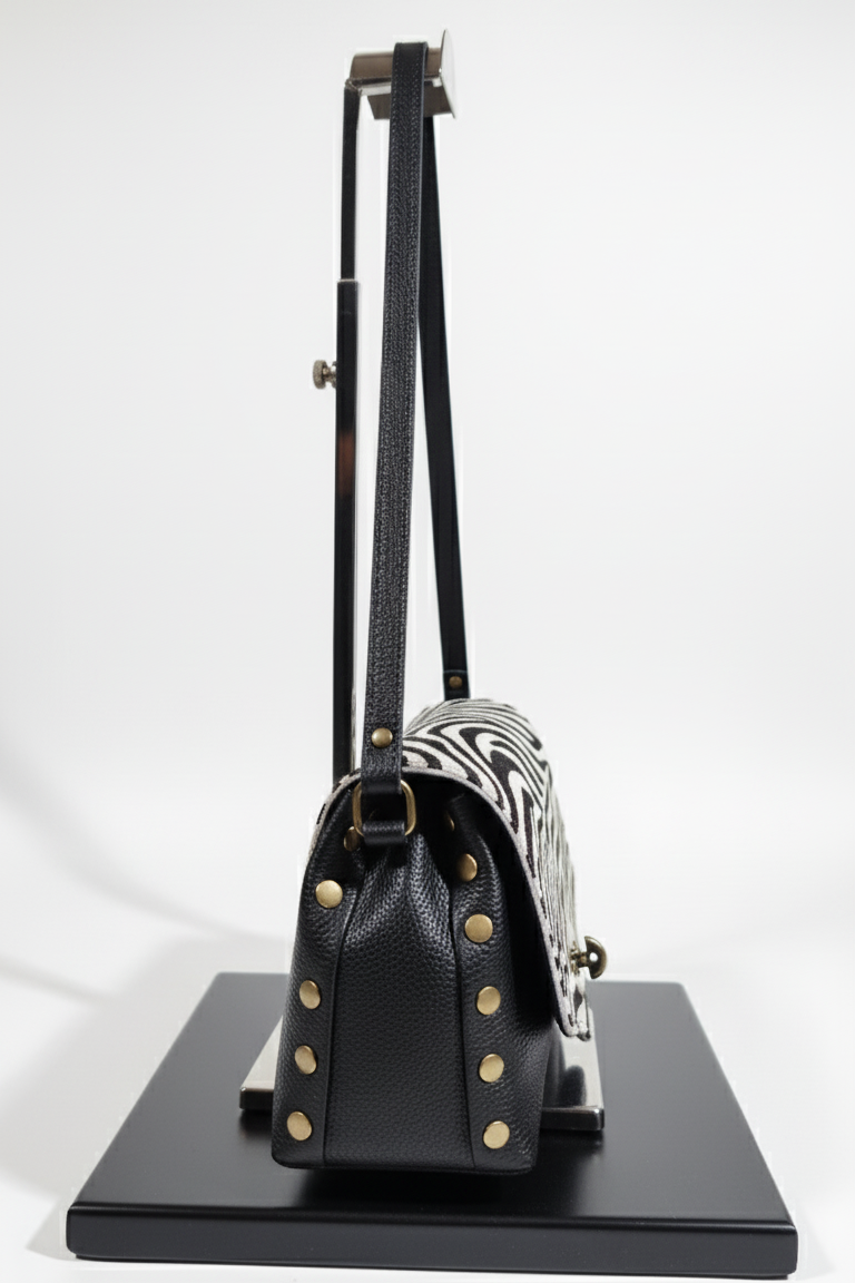 Borsa zebrata RAELA in vera pelle nera con borchie - vista laterale