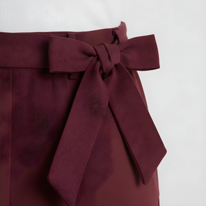 Dettaglio fiocco del laccetto in vita del pantalone bordeaux RAELA