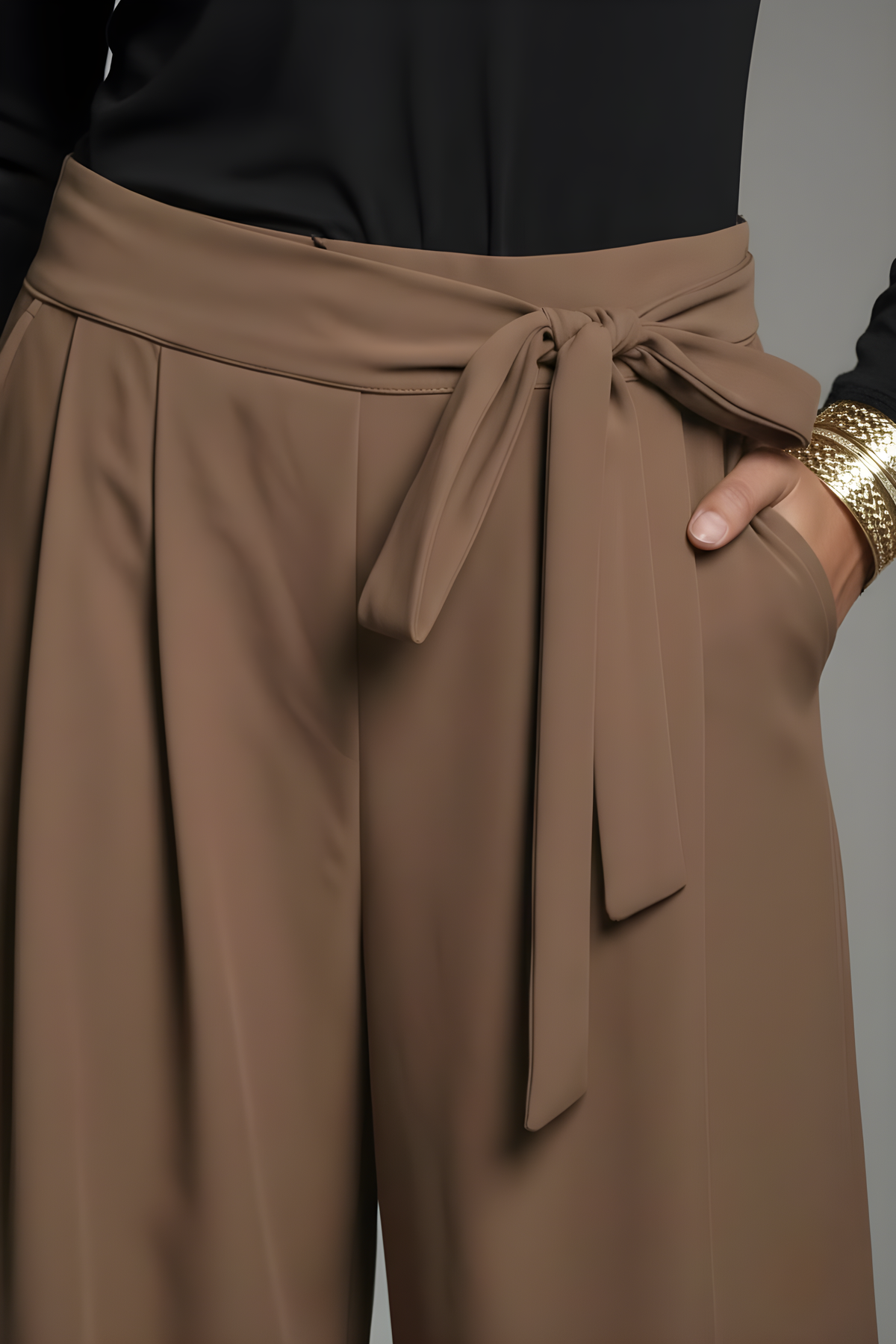 Dettaglio laccetto in vita e pieghe del pantalone a gamba larga color fango RAELA
