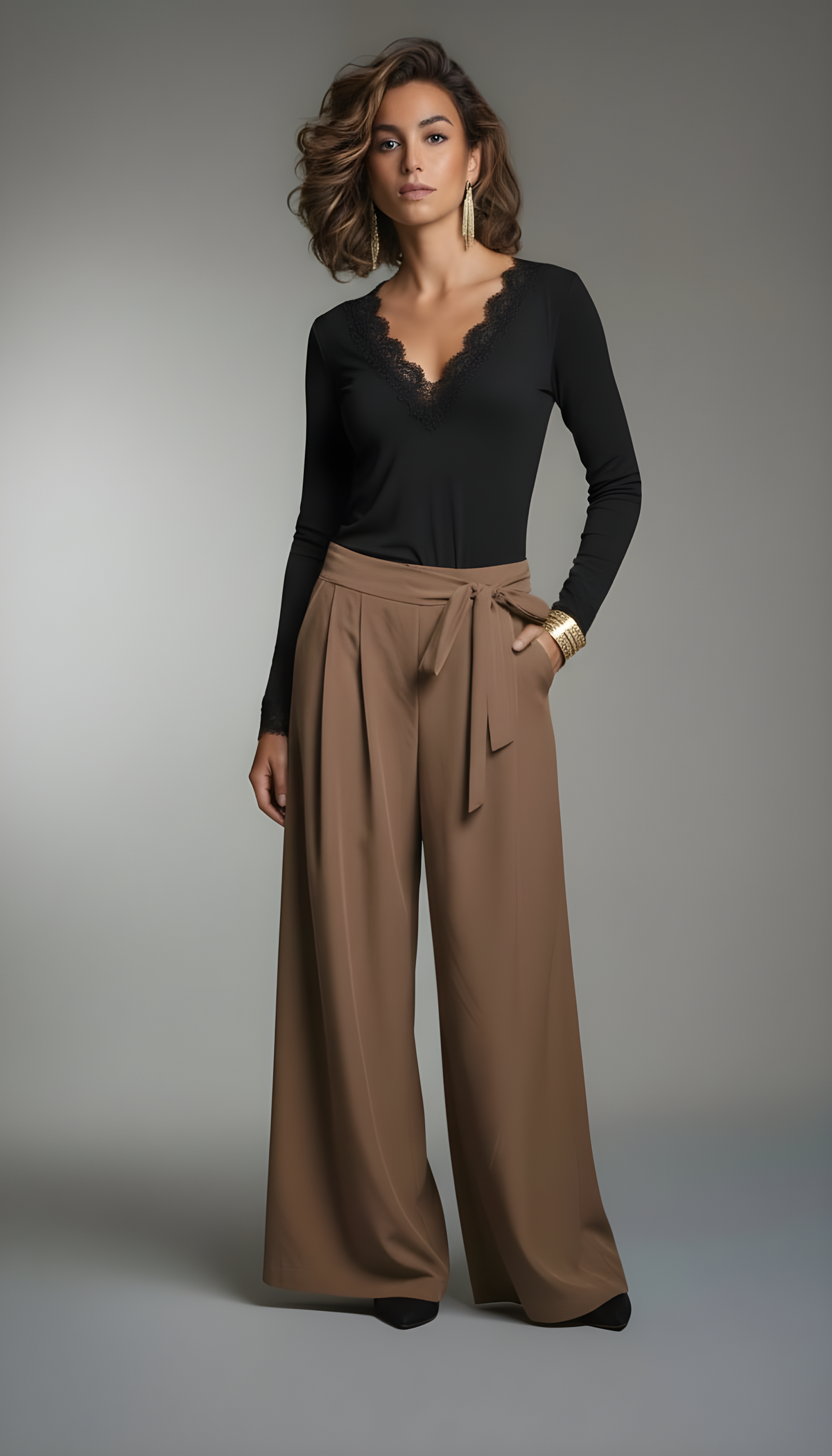 Pantalone a gamba larga color fango con laccetto in vita RAELA abbinato a body nero - figura intera