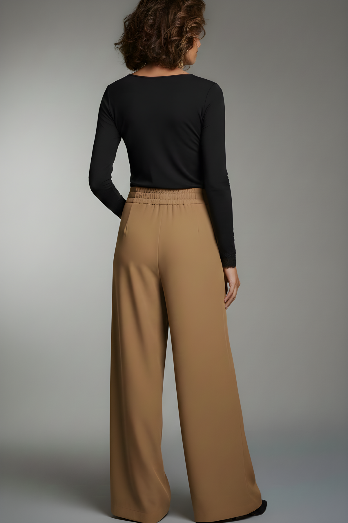 Pantalone a gamba larga color fango RAELA - vista posteriore indossato