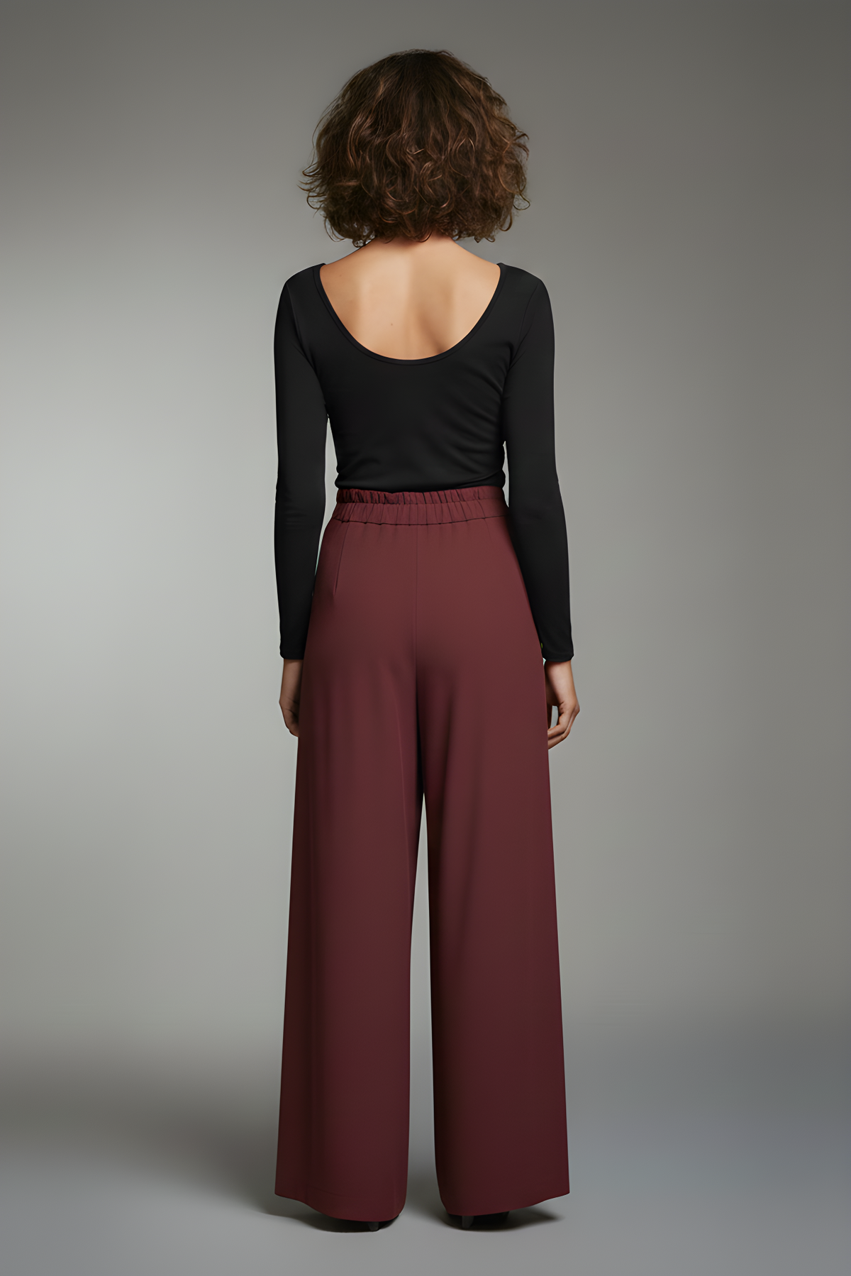 Pantalone a gamba larga bordeaux RAELA - vista posteriore indossato
