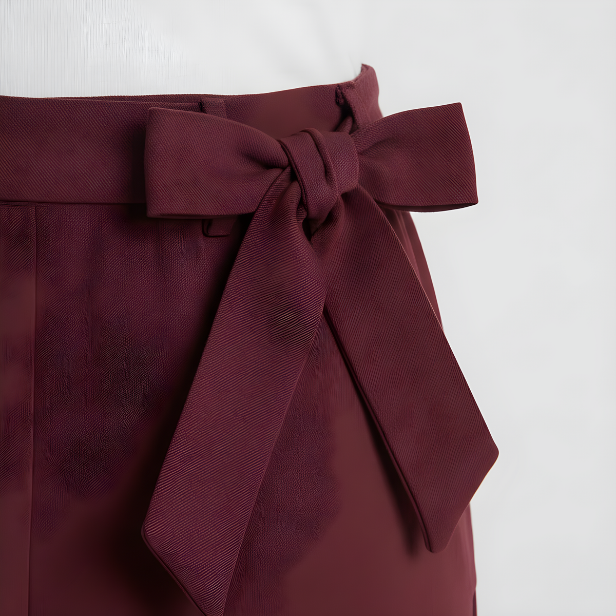 Dettaglio fiocco del laccetto in vita del pantalone bordeaux RAELA